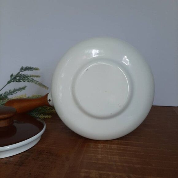 Checkered Brown and White Saucepan with Wooden Handle - Picture 5 of 6